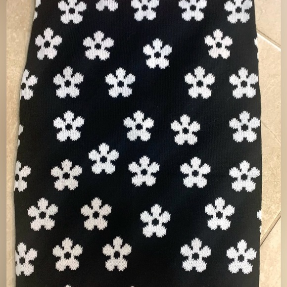 Francesca’s Collections Mable & James Daisy Knit Pet Sweater - Picture 4 of 7